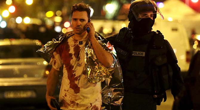 Paris saldırganlarının birinin yanında Suriye pasaportu bulundu