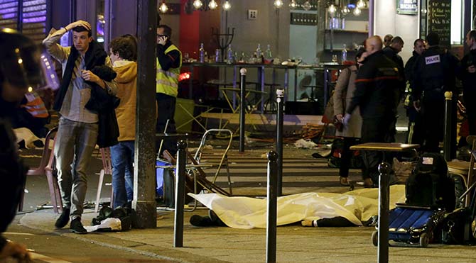 Facebook'un Paris katliamı için devreye soktuğu 'Güvendeyim' butonu tartışma yarattı