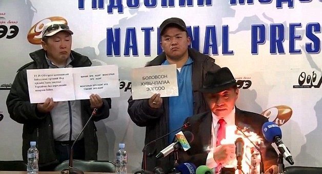 mongolya - kendini ateşe verdi