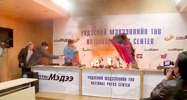 mongolya - kendini ateşe verdi