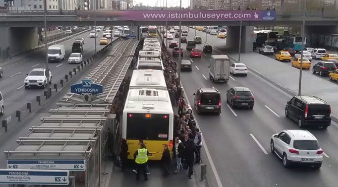Arızalanan metrobüs uzun araç kuyruğu oluşturdu