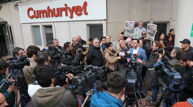 Can Dündar ve Erdem Gül'ün tutuklanmasına tepkiler sürüyor