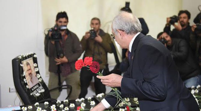 Elçi'nin makamına kırmızı karanfil