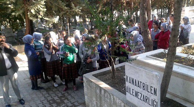 Mezarlıkta 'ahiret' dersi işledi