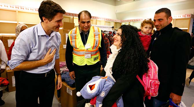 Kanada Başbakanı Justin Trudeau, Suriyeli mültecileri havaalanında karşıladı