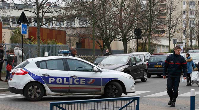 Paris'te öğretmene 'IŞİD bağlantılı' saldırı