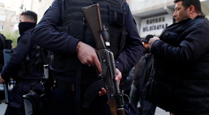 Diyarbakır'da polise aracına saldırı: 1 polis yaralı