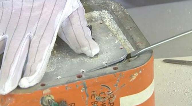 Rusya, düşürülen Su-24 tipi uçağın kara kutusunu canlı yayında açtı