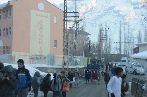 Çocuk dolu okula molotof attılar