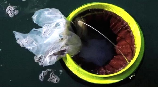 Okyanusları temizlemek için yüzen çöp kutusu