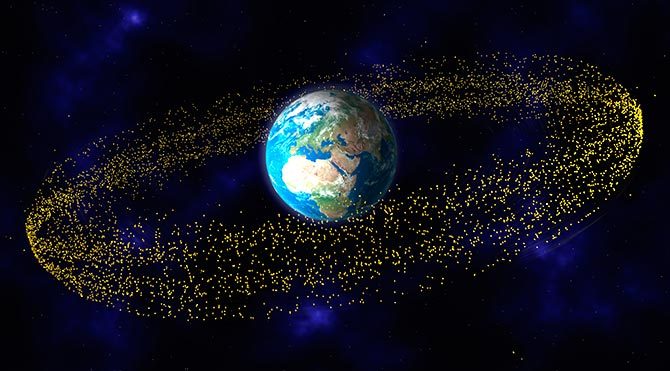1 dakikada uzay çöpünün 60 yıllık artışı