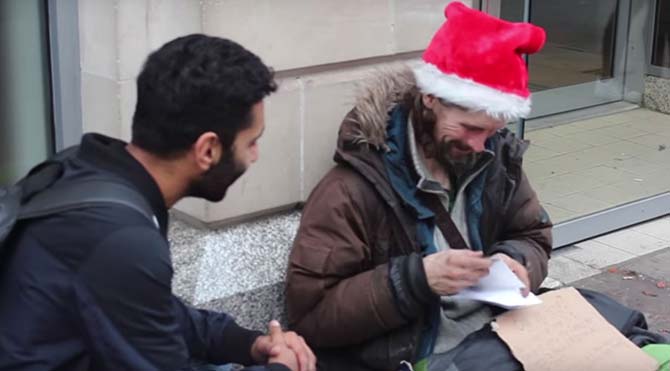 Yeni yılda evsizlere hediyeler dağıttı