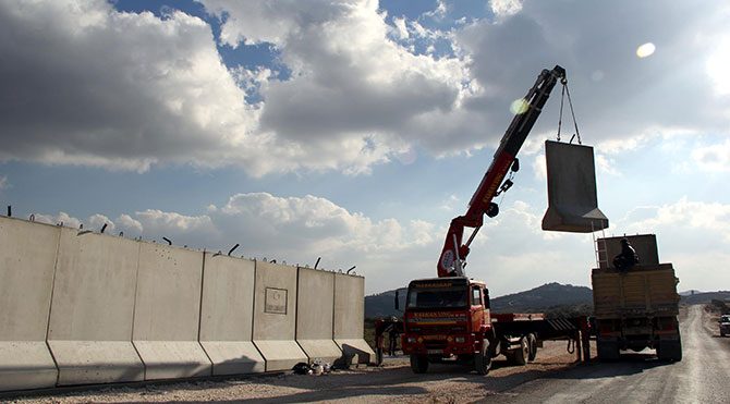 Suriye sınırına beton duvar örülüyor