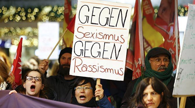 Köln'deki taciz olayları kadınlar tarafından protesto edildi