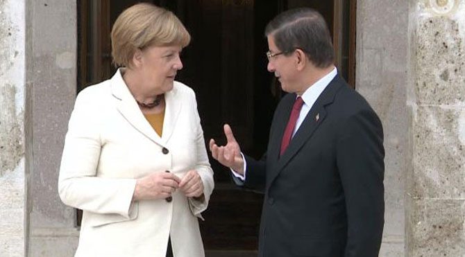 Davutoğlu'ndan Merkel'le sürpriz görüşme!