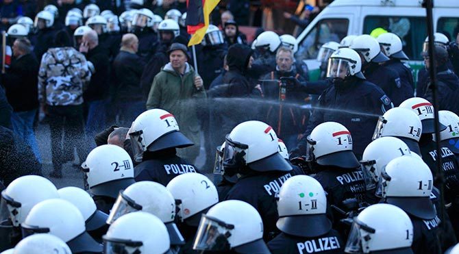 Köln'de sığınmacılara saldırı