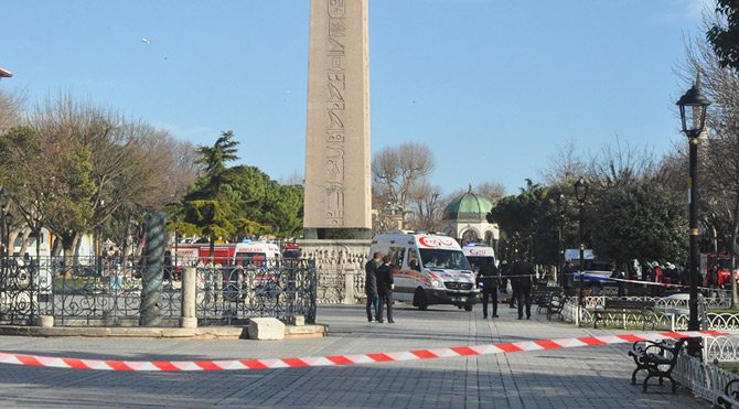 Ünlü isimler Sultanahmet tepkilerini sosyal medyada gösterdi