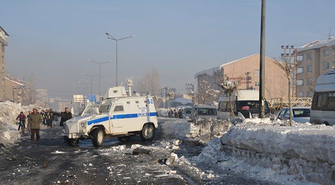 Yüksekova`da PKK`dan polise bombalı saldırı