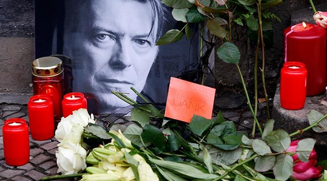 Bowie'nin bedeni gizli bir törenle yakıldı