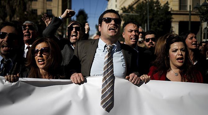 Atina'da avukatlar hükümeti protesto etti