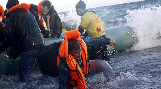 Sığınmacıları taşıyan bot devrildi: 3 çocuk boğuldu