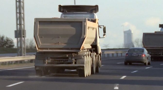 İstanbul'da plakasız kamyon terörü