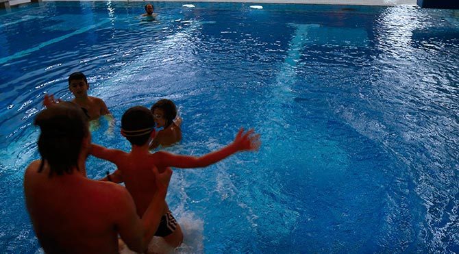 Almanya'dan erkek göçmenlerin yüzme havuzuna girişine yasak