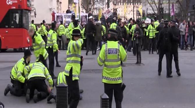 Başbakan Davutoğlu, İngiltere Başbakanı Cameron ile görüştü