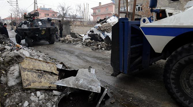 Polis servis aracına roketli saldırı!
