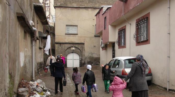 Cizre`den halkın beyaz bayrak açıp kaçışı sürüyor