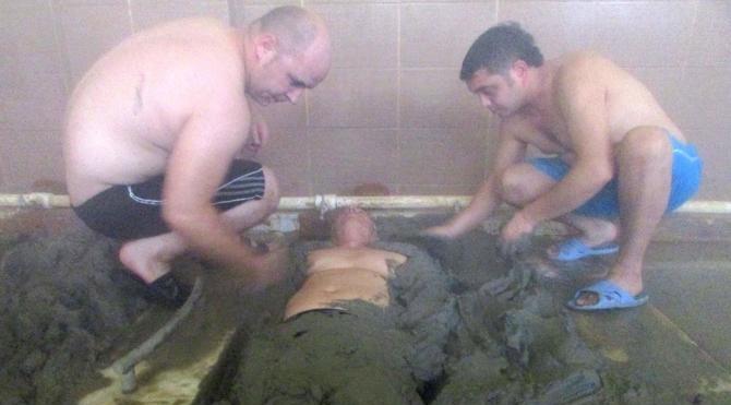 45 derece sıcaklıktaki çamur banyosunda şifa arıyorlar