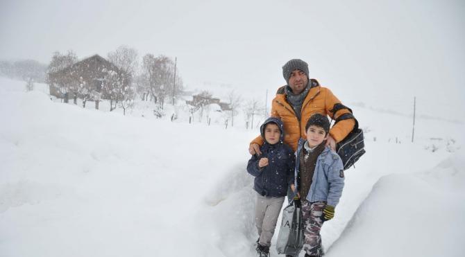Kar nedeniyle gelemeyen öğrencilerini okula taşıyor