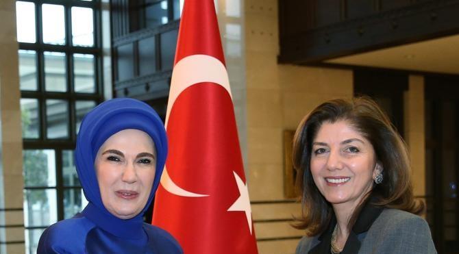 Emine Erdoğan, kadın büyükelçiler ve büyükelçi eşlerini Cumhurbaşkanlığı Sarayı`nda ağırladı