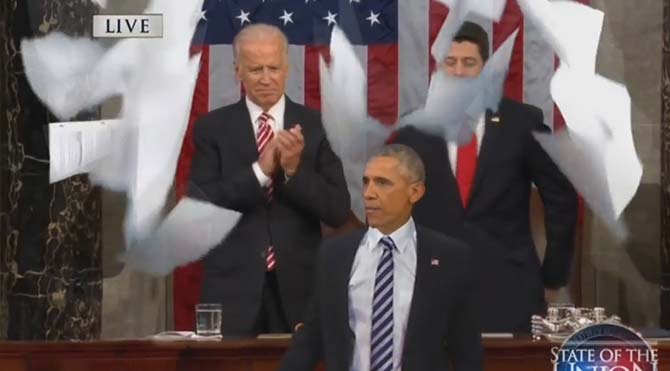 Obama mikrofonu attı, kağıtları yere fırlattı