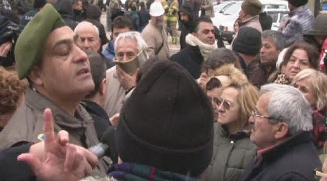 İzmir'de olaylı yıkım 