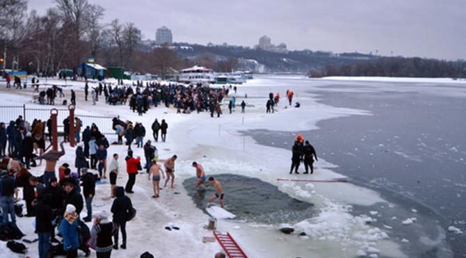 Ukrayna'da Ortodokslar buzlu suda vaftiz oldu