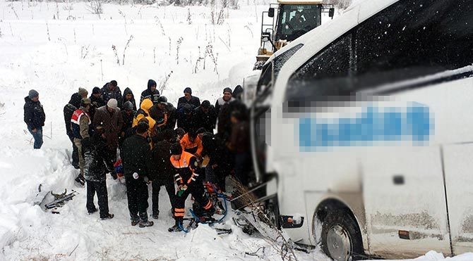Erzincan`da yolcu otobüsü TIR`a çarptı: 17 yaralı
