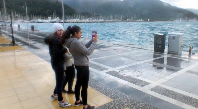 Marmaris`te şiddetli lodos etkili oluyor