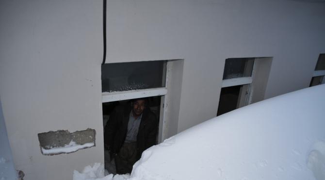 Yüksekova`da bir okul ve ahırın üzerine çığ düştü