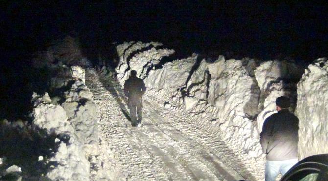 Ekipler kapalı yolu 9 saatte açabildi, 70 yaşındaki Ali dede hastaneye götürüldü
