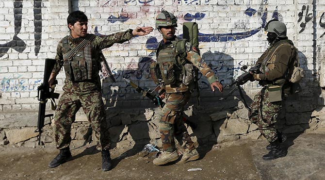 Afgan ordusu IŞİD'in radyosunu vurdu