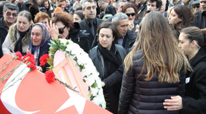 MEF Okulları, kurucusu İbrahim Arıkan'ı karanfillerle uğurladı! 