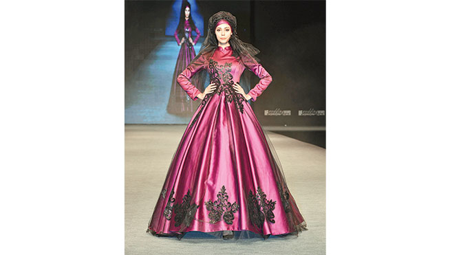 Defilede Irmak Atuk, Tuğçe Dural, Açelya Kartal gibi ünlü mankenler türban takarak podyuma çıktılar.