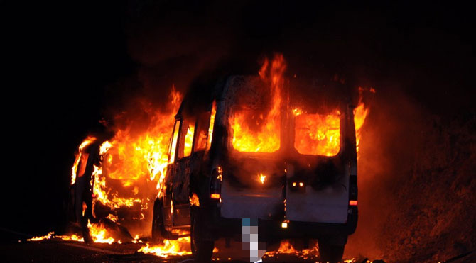 PKK, Diyarbakır'da 2 araç yaktı