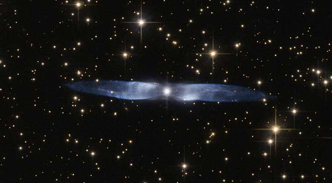 Hubble, Hen 2-437'nin muhteşem buz mavisi kanatlarını görüntüledi