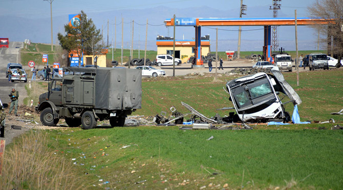Diyarbakır'da askeri araca bombalı saldırı: 6 şehit