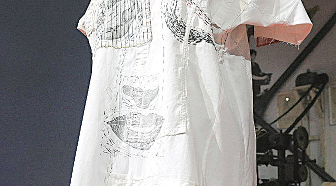 Kadına şiddet gömleklerle anlatıldı