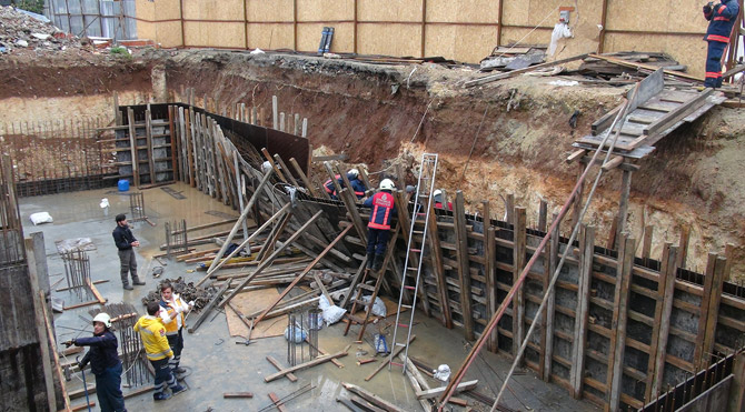 Bakırköy'de bir bina çöktü