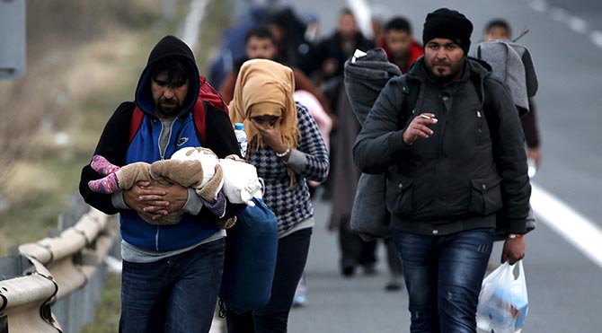 Yunanistan’da göçmenler yürüyüşe geçti