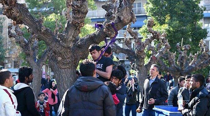 Suriyeli 2 mülteci kendini ağaca astı!